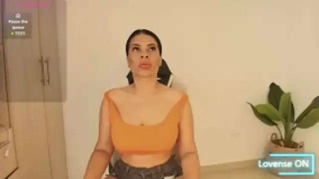 Freechat perla_milf4u on StripChat