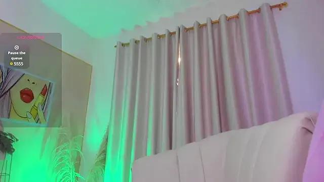 SkiinnyAna on StripChat 