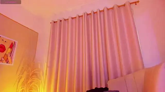 SkiinnyAna on StripChat 